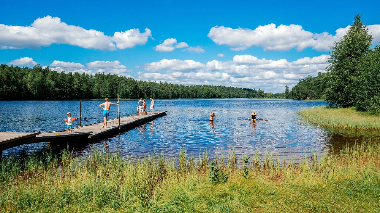 Badesee mit Wassersteg 