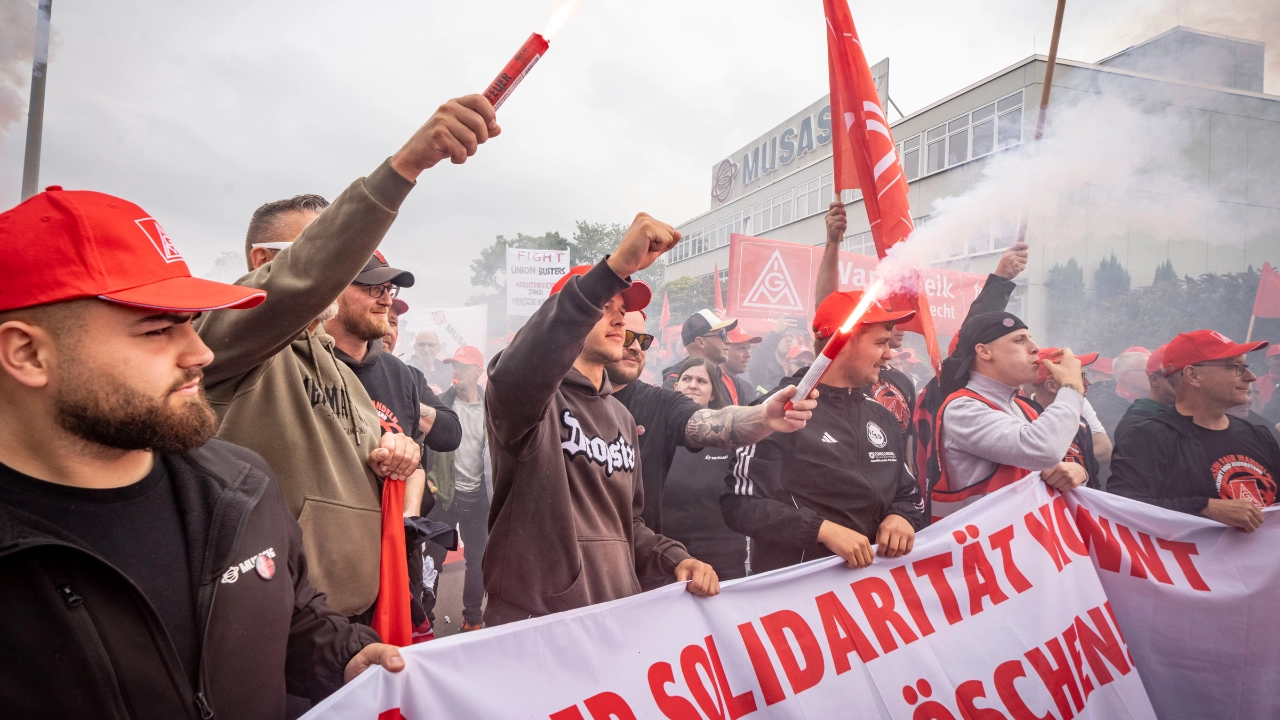 Musashi-Beschäftigte beim Warnstreik vor der Deutschlandzentrale in Bad Sobernheim