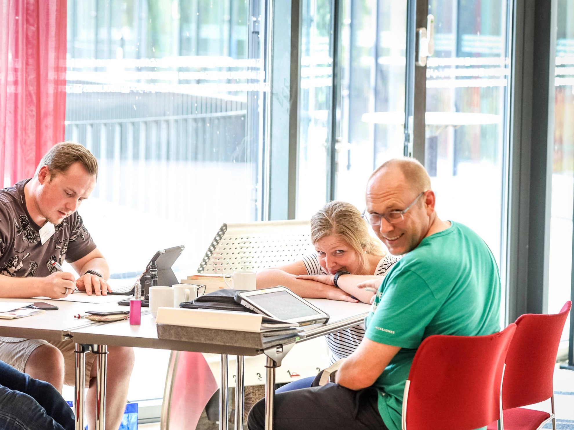 Gruppenarbeit bei einem Seminar.
