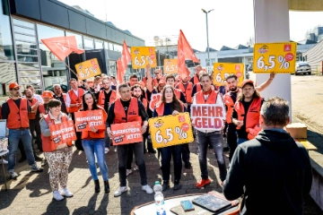 Warnstreikauftakt im KFZ-Gewerbe in Essen